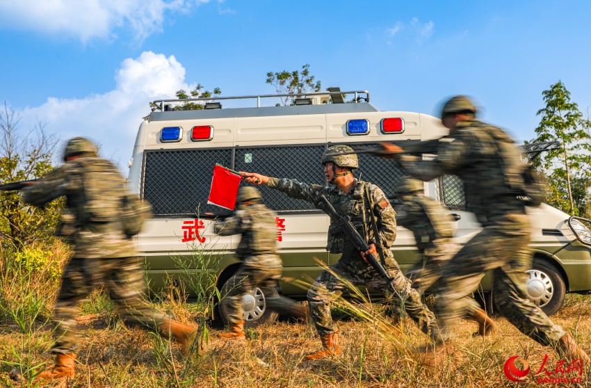 武警官兵練指揮練技能。